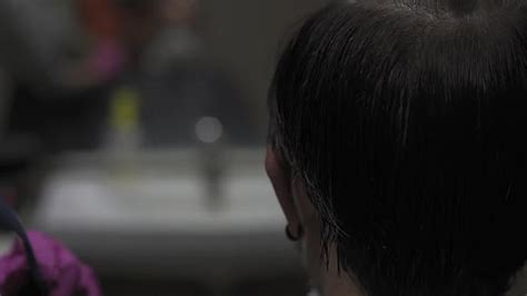 当理发师剪头发时女人面对镜子mov4K视频素材下载-编号3840658-潮点视频
