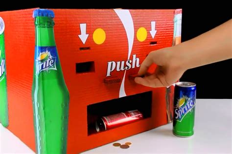 要是在家做个纸板饮料贩售机，估计零花钱很快就不够用了