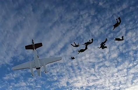 奥地利“坠落人”菲利克斯·鲍姆加特纳从3.9万米高空跳下瞬间！