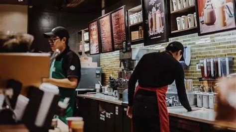 咖啡新势力，围剿星巴克 1999年，星巴克在中国大陆的第一家门店，开在了北京国贸。次年，星巴克进入上海，第一家店开在了淮海路。 此后的漫长岁月 ...