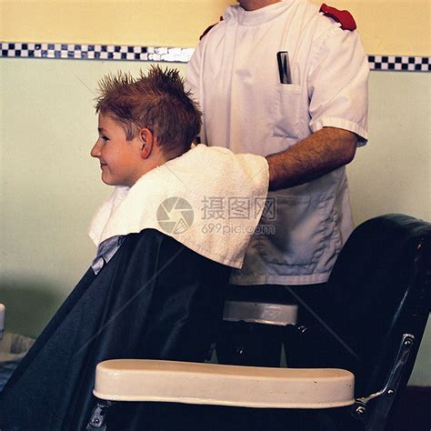 给男孩吹头发的理发师高清图片下载-正版图片501473047-摄图网