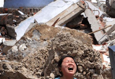 汶川地震后最催泪的瞬间：女大学生透支体力搬砖，累到直不起腰|女大学生|安置点|志愿者_新浪新闻