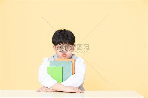 为学习发愁的小男孩抱着书的男孩高清图片下载-正版图片501684632-摄图网