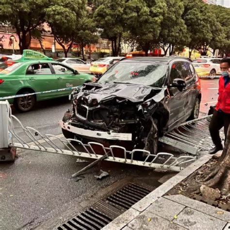 广州一宝马冲撞人群已致5死13伤，目击者：涉事司机曾朝车窗外撒钱 - 知乎