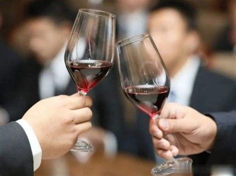 【理性饮酒 快乐生活】酒桌上这样敬酒，既得体又大方-中国酒业协会