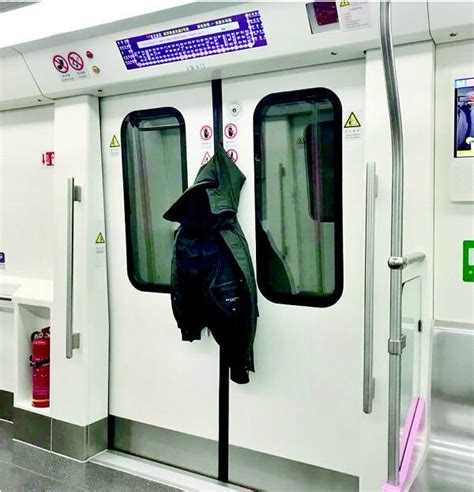男子外套被地铁车门夹住 连坐11站终于脱身_凤凰网资讯_凤凰网