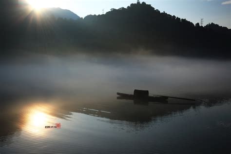 清晨的泸沽湖，仙雾弥漫，犹如身处在仙境一般
