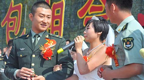就是这样高大上！军校毕业生为军嫂补拍浪漫婚纱照 - 中国军网
