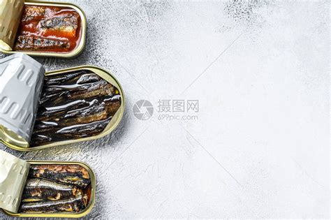 沙丁鱼罐头鱼烟熏沙丁鱼鲭鱼灰色的木制背景顶视高清图片下载-正版图片504543262-摄图网