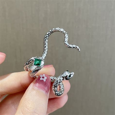 非主流蛇耳环头像
