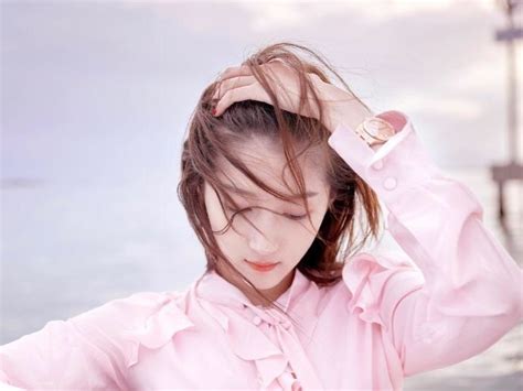 温柔头像吹海风女生