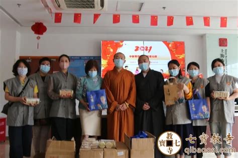 上海七宝教寺向七宝敬老院捐赠中秋月饼