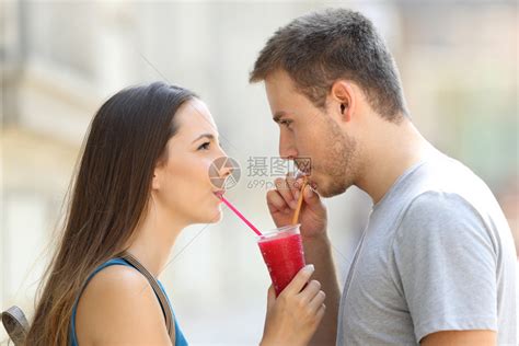 一对幸福的情侣一起喝饮料高清图片下载-正版图片304508551-摄图网