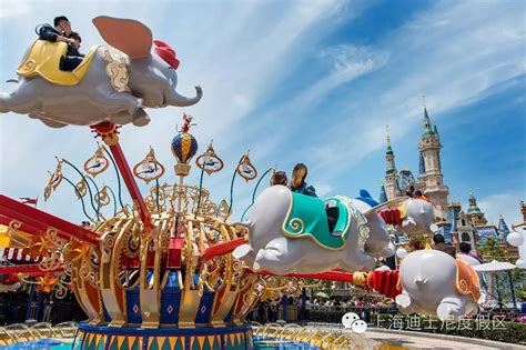 亚洲最大上海迪士尼乐园之一，进门遇上花车表演，米老鼠与观众互动_腾讯视频