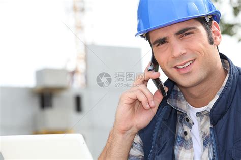 使用移动电话的建筑施工工人人数高清图片下载-正版图片321239866-摄图网