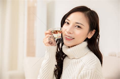 冬季青年女性居家喝养生茶高清图片下载-正版图片501538927-摄图网