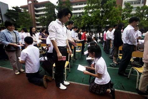 广东一中学组织学生给父母下跪（组图）_第一金融网
