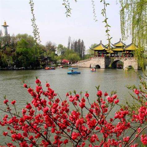 有2500年的历史，因诗句“烟花三月下扬州”而闻名天下的瘦西湖