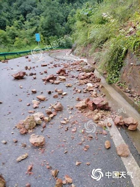 国道213茂县境内塌方交通中断 塌方路段仍在落石 - 四川 - 华西都市网新闻频道