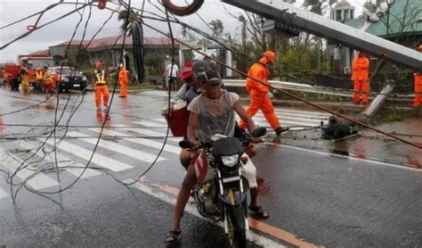 菲律宾遭台风“天鹅”侵袭受灾严重 道路布满泥泞