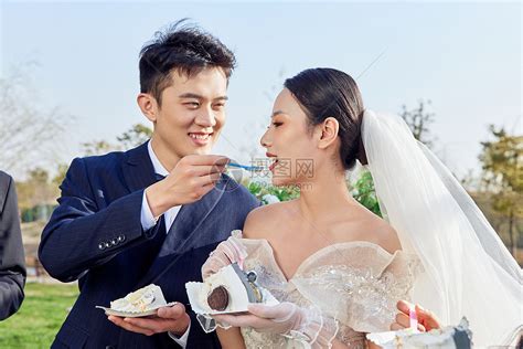 甜美女生头像吃蛋糕图片