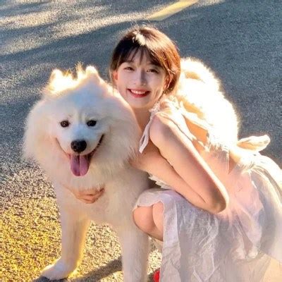 甜美女生和狗子合拍头像