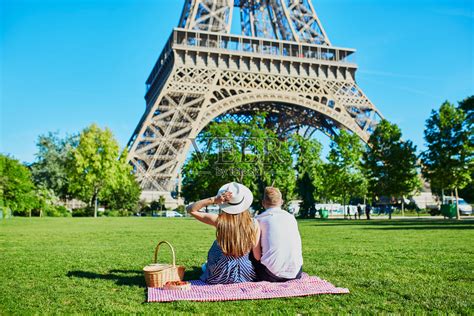一对夫妇在巴黎埃菲尔铁塔附近野餐，法国照片摄影图片_ID:311293439-Veer图库