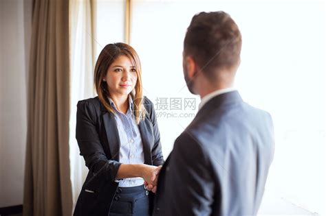一位年轻商人在面试职位时与一位女招聘人员握手的观点高清图片下载-正版图片504956405-摄图网