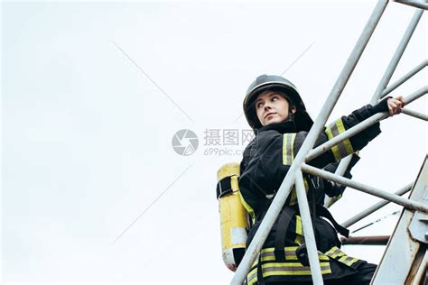 身穿保护制服和头戴盔的女消防员高清图片下载-正版图片503436436-摄图网