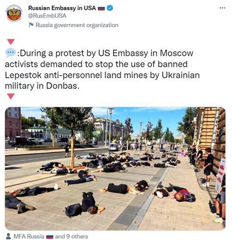 俄抗议者在美使馆外躺地雷模型旁，呼吁追究乌军布雷致平民死亡责任