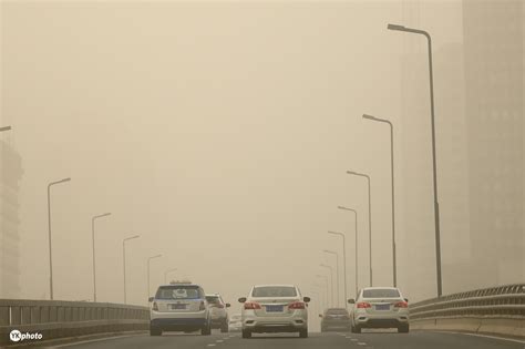 太原遭遇强沙尘暴天气，空气质量指数“爆表”，达到严重污染级别