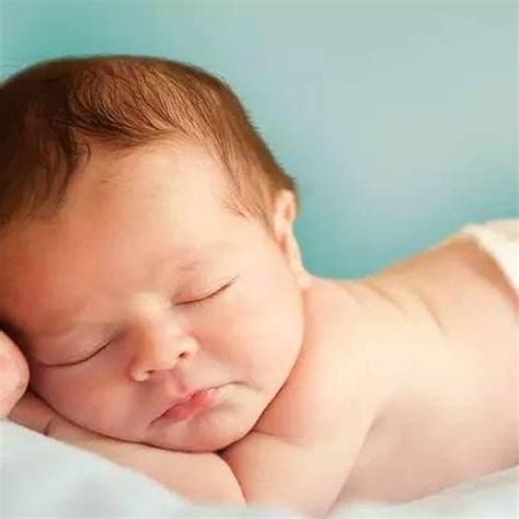 可爱的女婴拿着奶瓶喝配方奶婴儿的第一餐新出生的孩子高清图片下载-正版图片506163421-摄图网