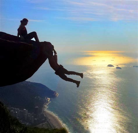 作死也不会死？巴西男子在悬崖边缘表演最强倒吊动作！看着脚软！