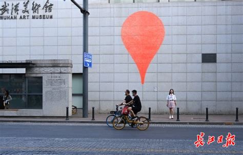 湖北武汉：红墙映衬黄鹤楼成新晋网红打卡点