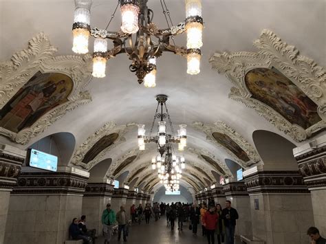 为什么莫斯科的地铁站会建得那样「奢华」？ - 知乎