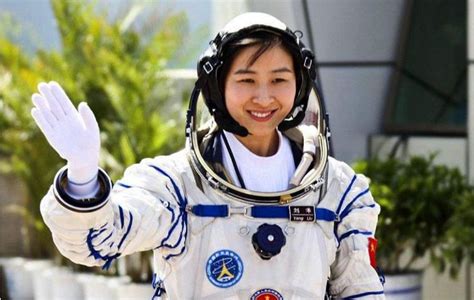 王亚平：首位太空漫步女航天员、教师、理发师，万能技艺怎造就？|王亚平|航天员|女航天员_新浪新闻