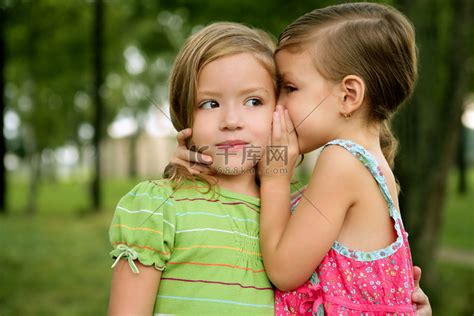 两个双胞胎小妹妹女孩低语在耳边高清摄影大图-千库网
