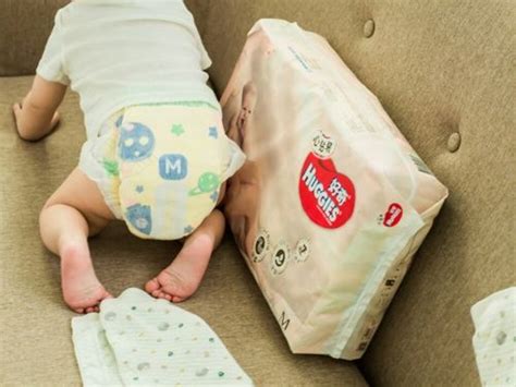 父亲带防毒面具抱着脏尿布和小宝宝高清图片下载-正版图片502451698-摄图网