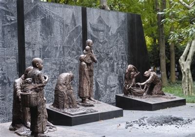 成都大轰炸遇难同胞纪念雕塑亮相人民公园_四川在线