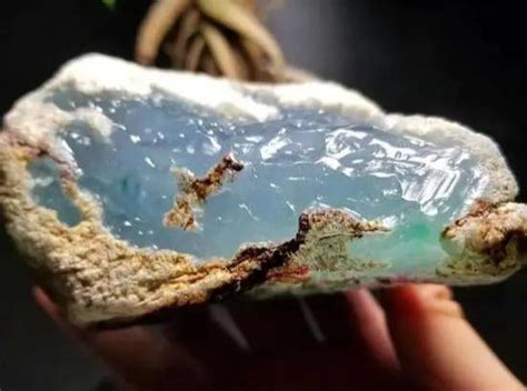翡翠原石的种水是什么意思_翡翠原石的种水特点 | 蝶痕网