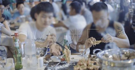 情侣在餐厅吃饭高清图片下载-正版图片500806410-摄图网
