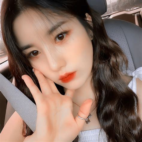 女爱豆权恩妃图片