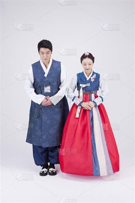 穿朝鲜民族服饰的一家人出游高清图片下载-正版图片502101016-摄图网