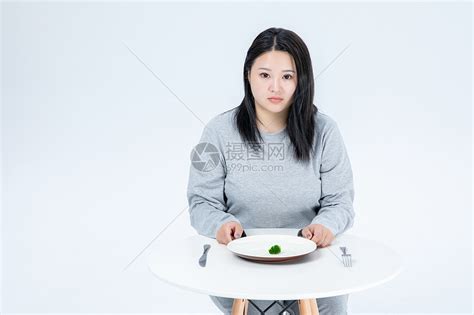 胖女生节食高清图片下载-正版图片500993425-摄图网