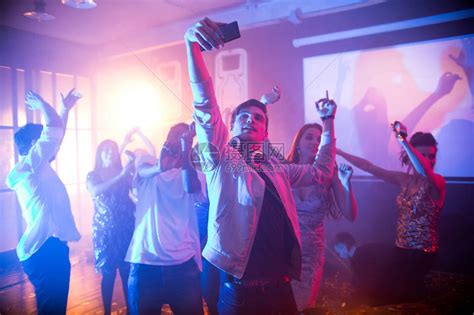 一群人在迪斯科夜总会跳舞高清图片下载-正版图片306615027-摄图网