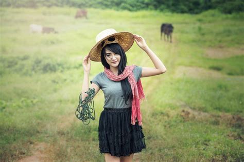 中国人去老挝旅游，看到了农村女人的真实生活，特别能干活！|老挝|农村|中国人_新浪新闻