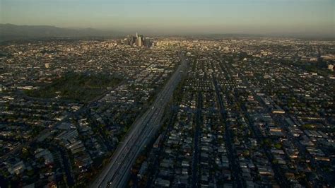 黄金时段多云天空下的洛杉矶市区鸟瞰图。视频素材_ID:VCG42659218327-VCG.COM