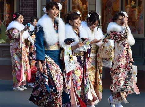 日本多地举办“成人节”庆祝仪式 少男少女穿和服亮相_凤凰旅游
