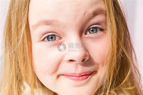 可爱的笑笑女孩白色女学生笑声微笑童年蓝色金发孩子高清图片下载-正版图片322117054-摄图网