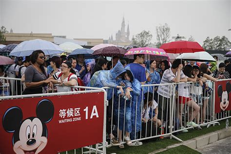 VIP团花2.4万就能免排队？上海迪士尼的回应还挺“理直气壮”|上海迪士尼|迪士尼|排队_新浪新闻